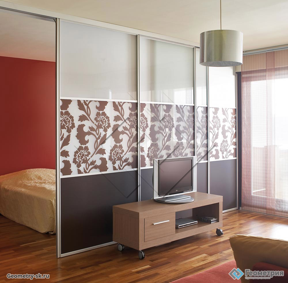 Благодаря перегородке можно изменять внешний вид комнаты и пространство помещений